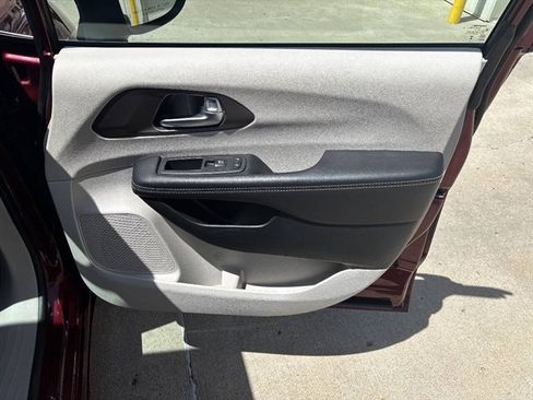 Used 2023 Chrysler Voyager LX FWD image 18