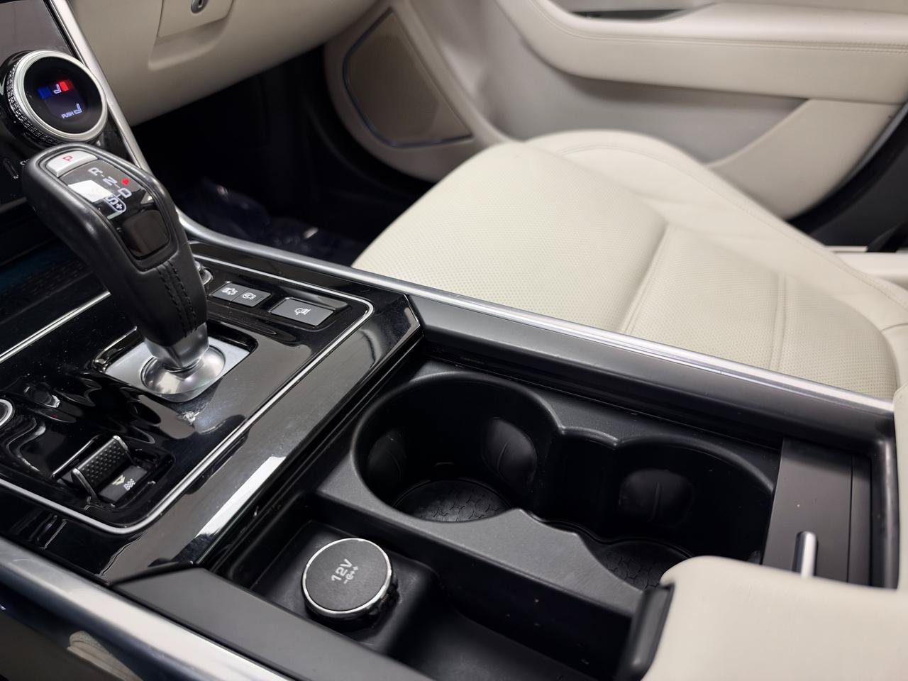 Used 2020 Jaguar XE S RWD image 22