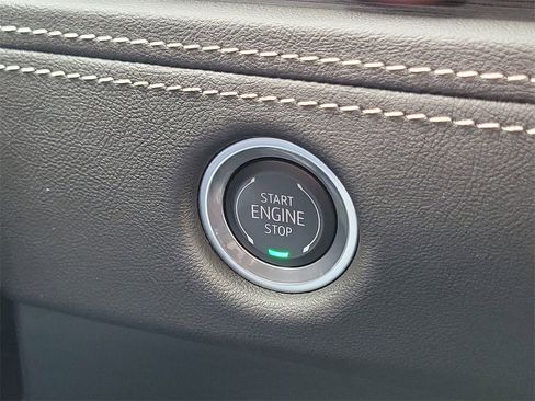 Used 2025 Cadillac Escalade ESV Premium Luxury image 16