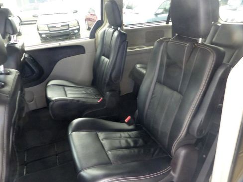 Used 2011 Chrysler Town & Country Touring-L w/ Entertainment Group #2 FWD image 11