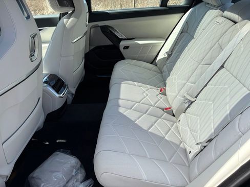 Used 2025 BMW i7 xDrive60 w/ Premium Package image 19