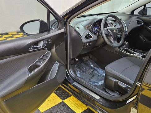 Used 2017 Chevrolet Cruze LT image 20