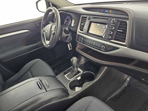Used 2015 Toyota Highlander LE image 11