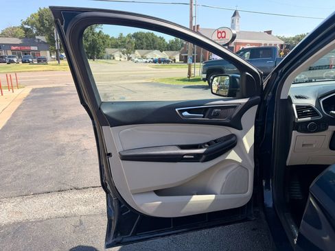 Used 2017 Ford Edge Titanium w/ Equipment Group 302A AWD/4WD image 9