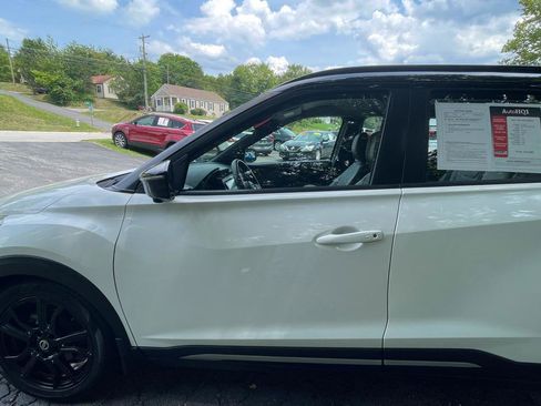 Used 2021 Nissan Kicks SR w/ SR Premium Package FWD image 3