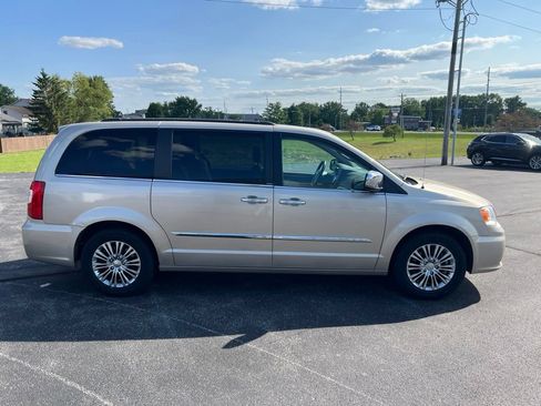 Used 2013 Chrysler Town & Country Touring-L w/ Driver Convenience Group FWD image 39