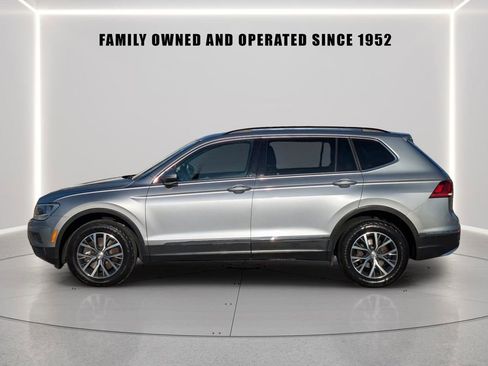 Used 2020 Volkswagen Tiguan SE w/ Panoramic Sunroof Package FWD image 3