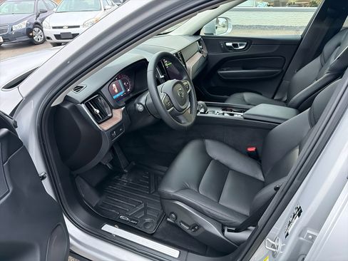Used 2022 Volvo XC60 B5 Momentum w/ Climate Package image 16