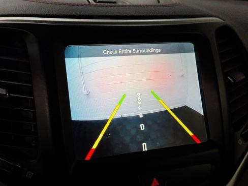 Used 2018 Jeep Cherokee Trailhawk AWD/4WD image 14