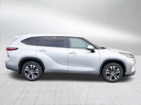 Certified 2024 Toyota Highlander XLE image 8