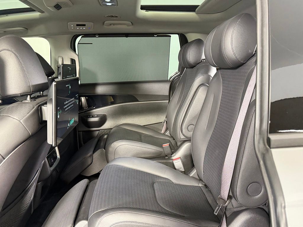 Used 2025 Kia Carnival SX Prestige FWD image 19