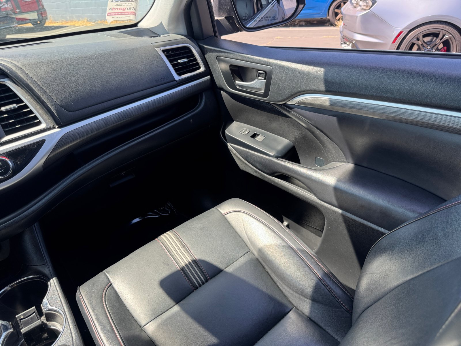 Used 2019 Toyota Highlander SE w/ Carpet Mat Package (TMS) FWD image 17