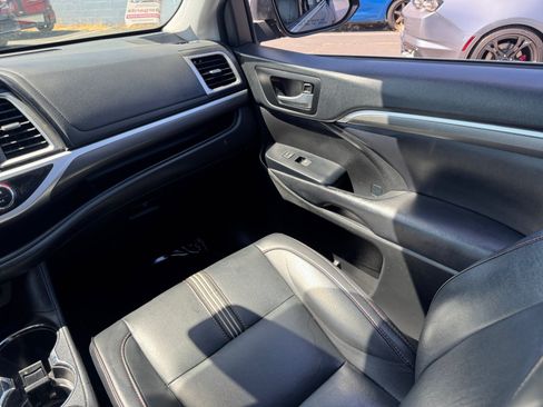 Used 2019 Toyota Highlander SE w/ Carpet Mat Package (TMS) FWD image 17