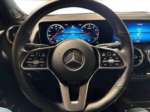 Used 2021 Mercedes-Benz GLB 250 4MATIC image 29