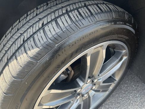 Used 2019 GMC Acadia Denali w/ Technology Package AWD/4WD image 10
