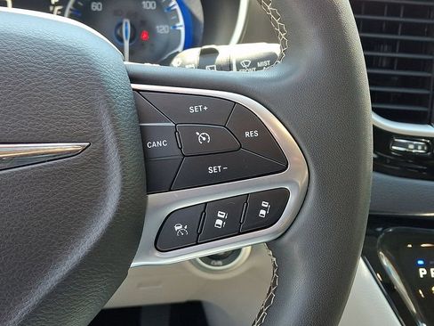 Used 2023 Chrysler Pacifica Touring-L FWD image 24