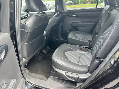 Used 2025 Toyota Highlander XSE AWD/4WD image 32