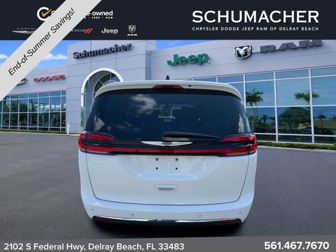 Used 2023 Chrysler Pacifica Touring-L FWD image 6
