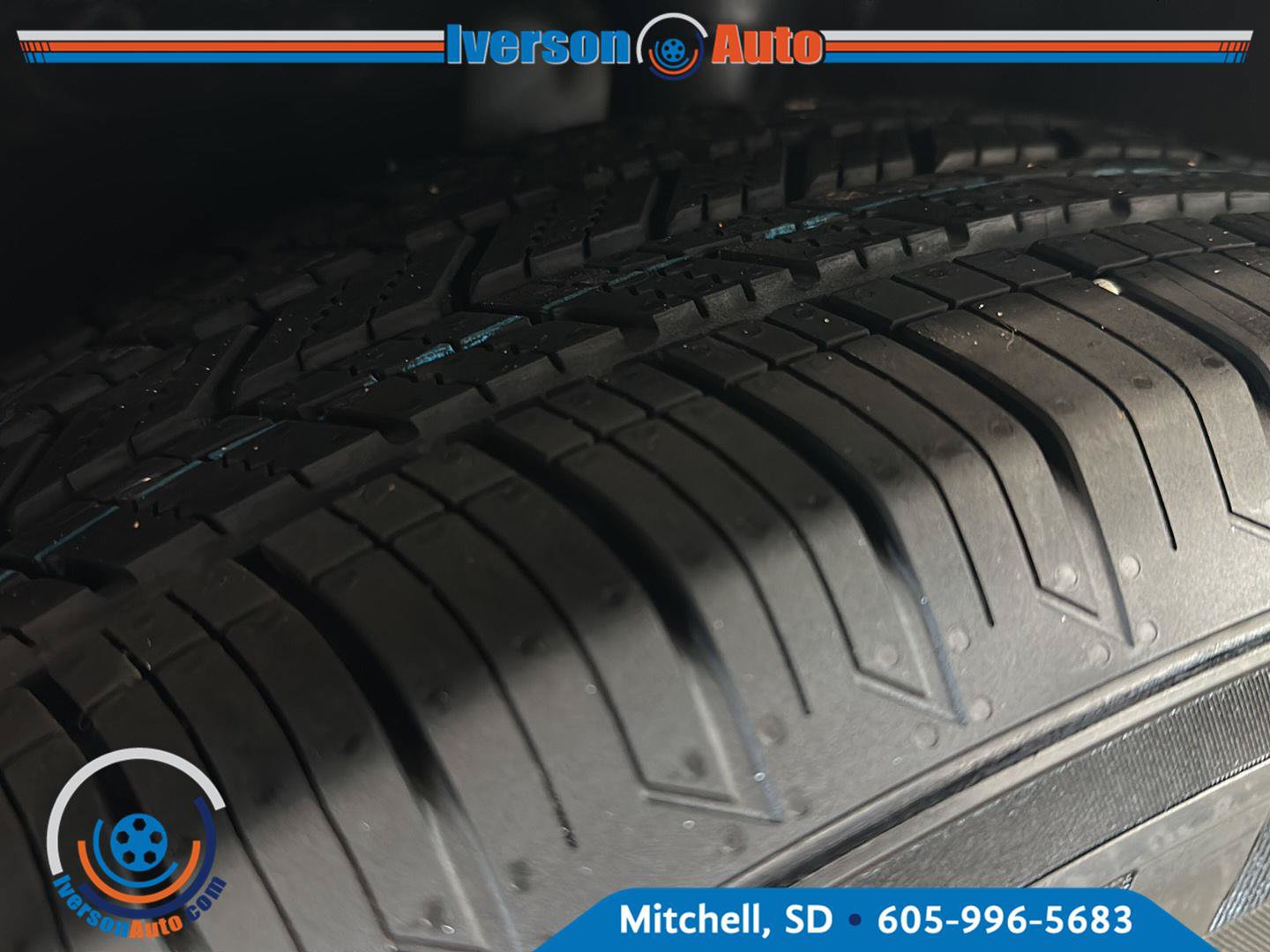 Used 2023 Chrysler Pacifica Touring-L FWD image 11