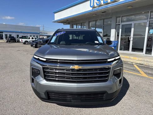Certified 2025 Chevrolet Traverse LT image 2