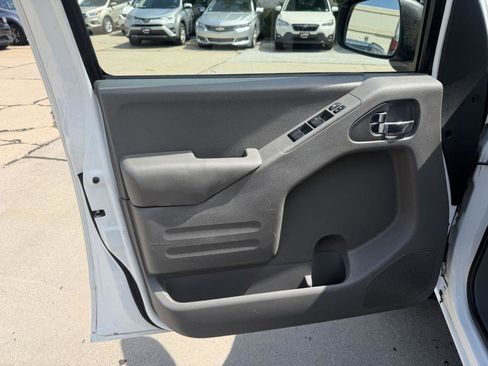 Used 2017 Nissan Frontier SV w/ SV Value Truck Package AWD/4WD image 9