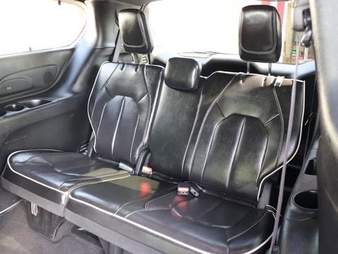 Used 2025 Chrysler Pacifica Limited FWD image 13