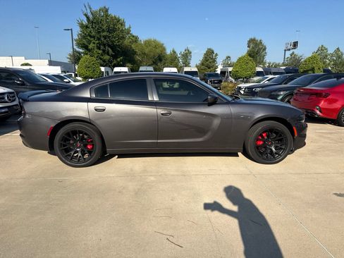 Used 2020 Dodge Charger SXT RWD image 3