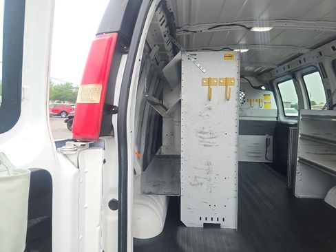 Used 2015 Chevrolet Express 2500 RWD image 10
