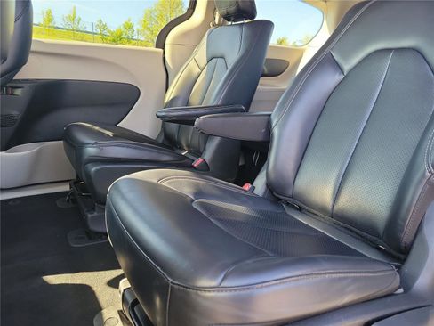 Used 2023 Chrysler Pacifica Touring-L FWD image 12