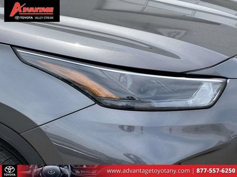 Used 2023 Toyota Highlander XLE AWD/4WD image 12