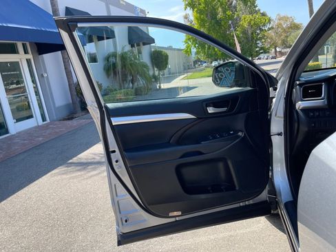 Used 2019 Toyota Highlander XLE FWD image 19