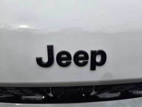 Used 2025 Jeep Grand Cherokee Altitude w/ Trailer Tow Package AWD/4WD image 11