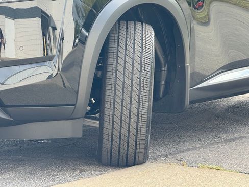 Used 2025 Nissan Pathfinder Platinum image 10