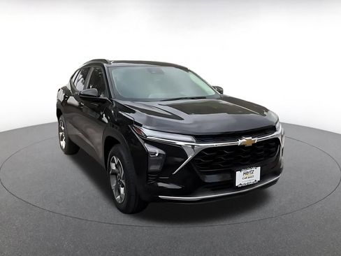 Used 2025 Chevrolet Trax LT image 3