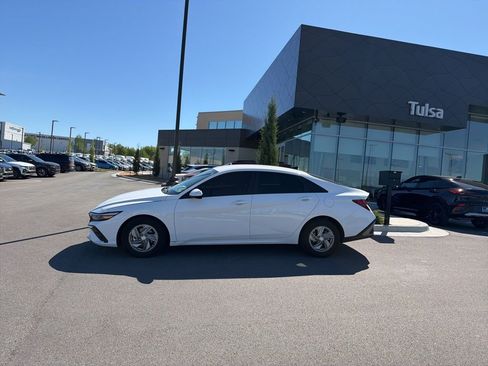 Certified 2024 Hyundai Elantra SE image 4