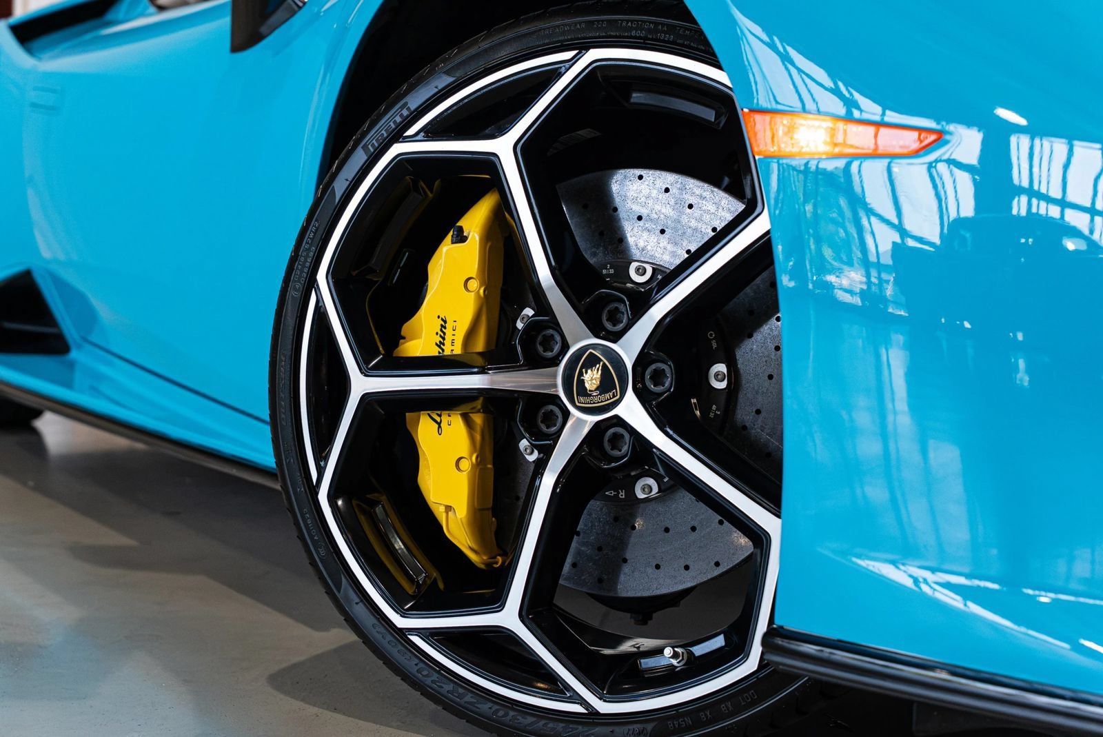 Used 2020 Lamborghini Huracan EVO AWD/4WD image 3