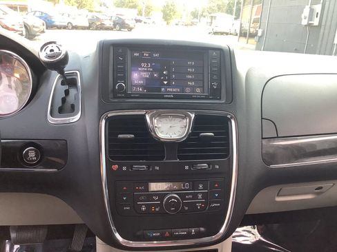 Used 2015 Chrysler Town & Country Touring-L w/ Driver Convenience Group FWD image 16