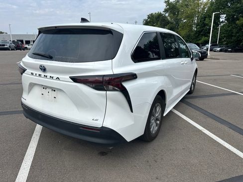 Used 2025 Toyota Sienna LE AWD/4WD image 5