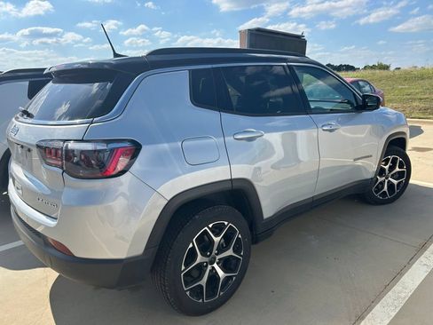 Used 2025 Jeep Compass Limited AWD/4WD image 5