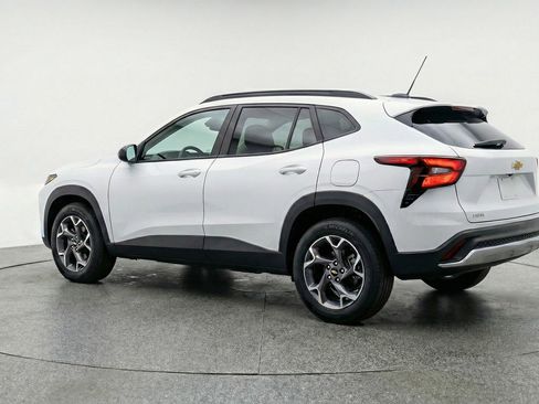 Used 2025 Chevrolet Trax LT w/ LT Convenience Package FWD image 6