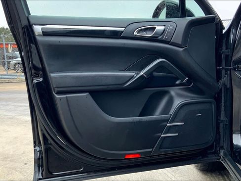 Used 2018 Porsche Cayenne Platinum Edition image 20