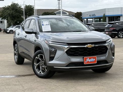 Certified 2025 Chevrolet Trax LT w/ Driver Confidence Package FWD image 3