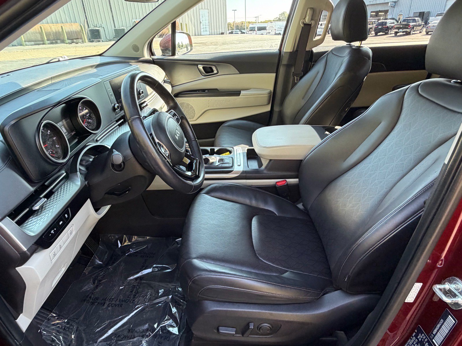 Used 2024 Kia Carnival LX FWD image 23