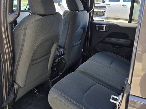 Used 2025 Jeep Wrangler Unlimited Sahara image 26