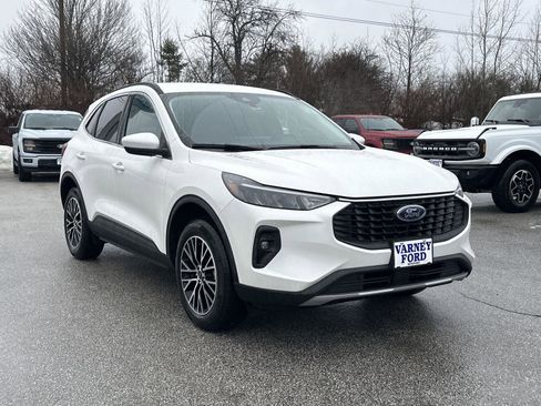 New 2025 Ford Escape SE image 3