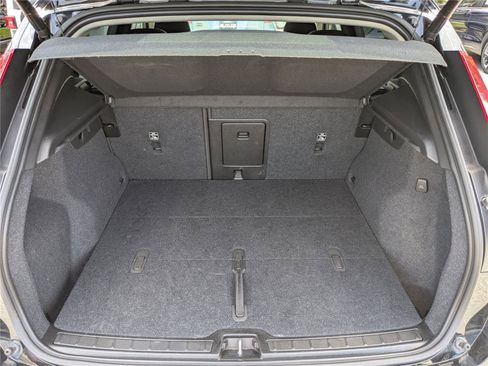 Used 2023 Volvo XC40 B5 Plus image 13