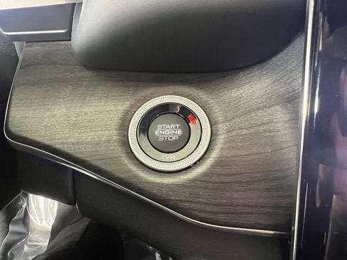 Used 2022 Jeep Grand Cherokee Overland w/ Luxury Tech Group IV AWD/4WD image 29