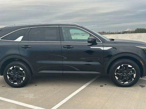 Used 2024 Kia Sorento S image 13