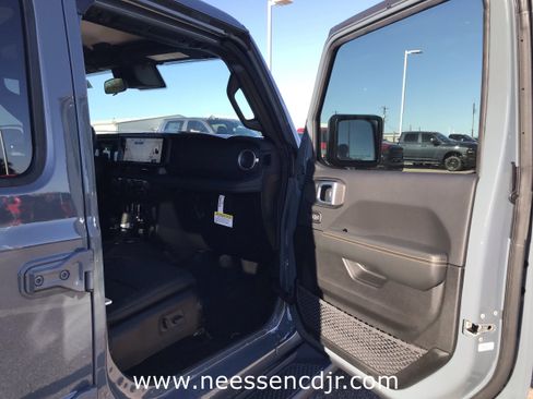 New 2025 Jeep Gladiator Sport image 13