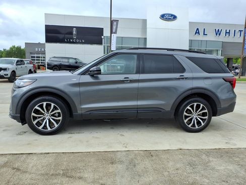 Used 2025 Ford Explorer ST-Line AWD/4WD image 2